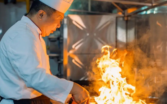 跟堂哥合伙开店年利润360万，他拿走345万分我15万，我没闹，直接同意了