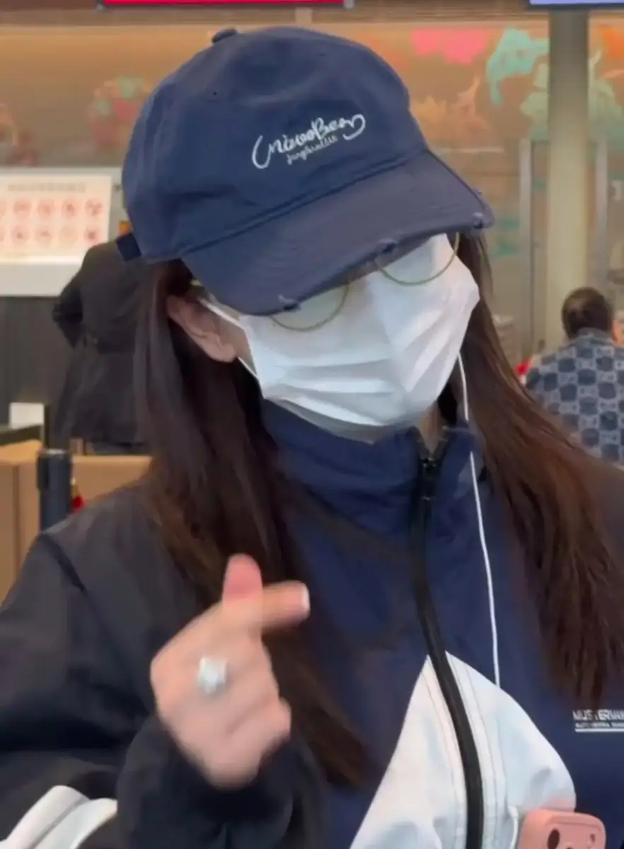 阚清子复工与老公机场低调同行 老公全程拎箱尽显贴心