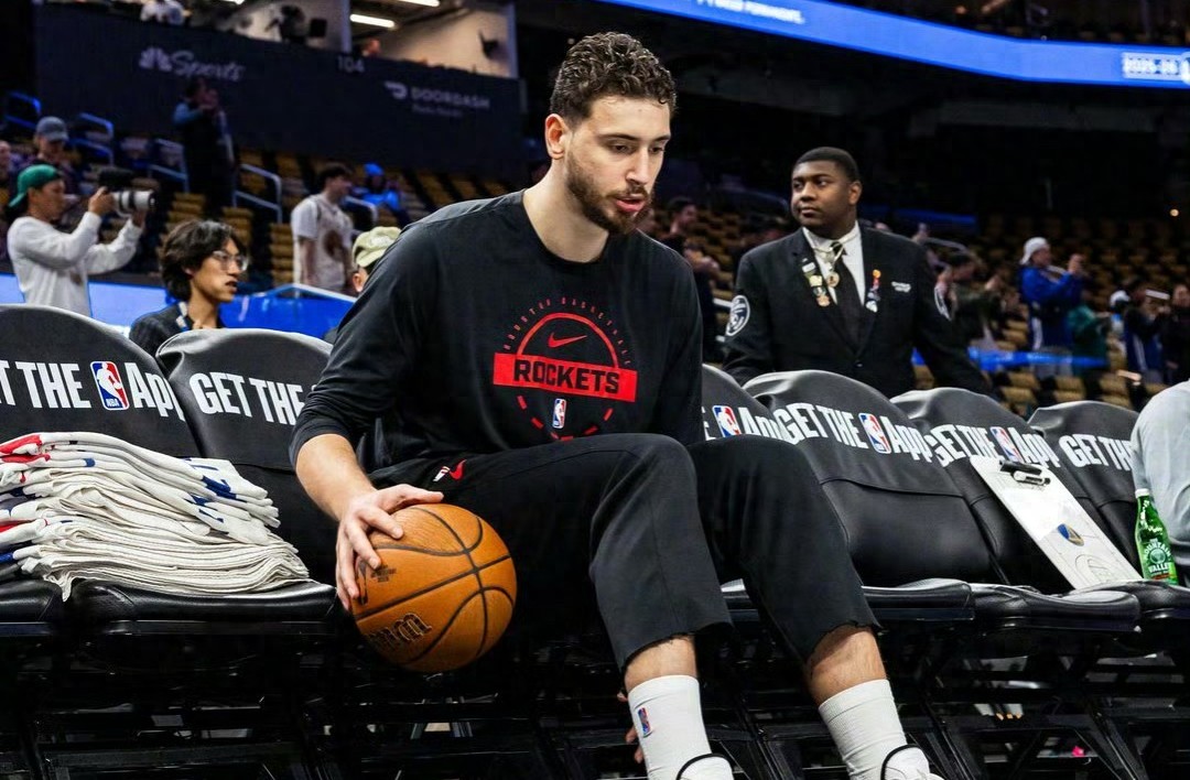 说句良心话申京对得起他的顺位和身价

3000万的薪水16顺位，这身价做个球队老