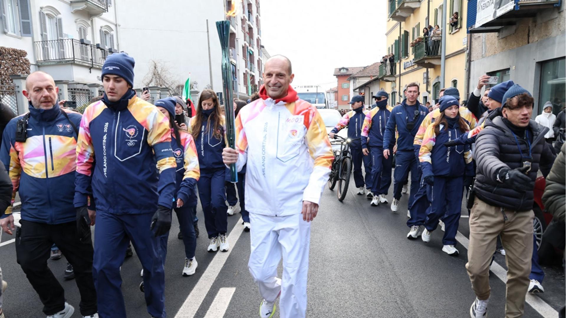 意大利：阿莱格里高举冬奥火炬，却点燃了一场风波
