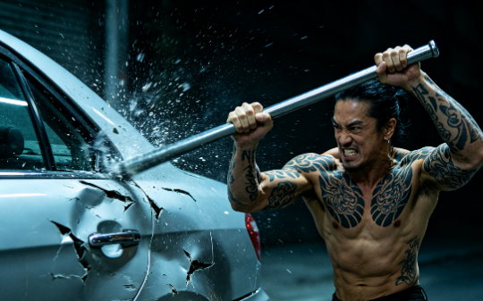 新任城管队长硬刚夜市黑老大，家被砸、网被黑，槐岩区长一句话让他放手干