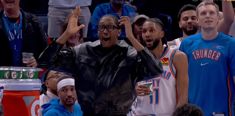 第四节魔仙连进三分后，龙哥忧郁且复杂的眼神

这场龙哥只打了5分钟，最近已经几乎