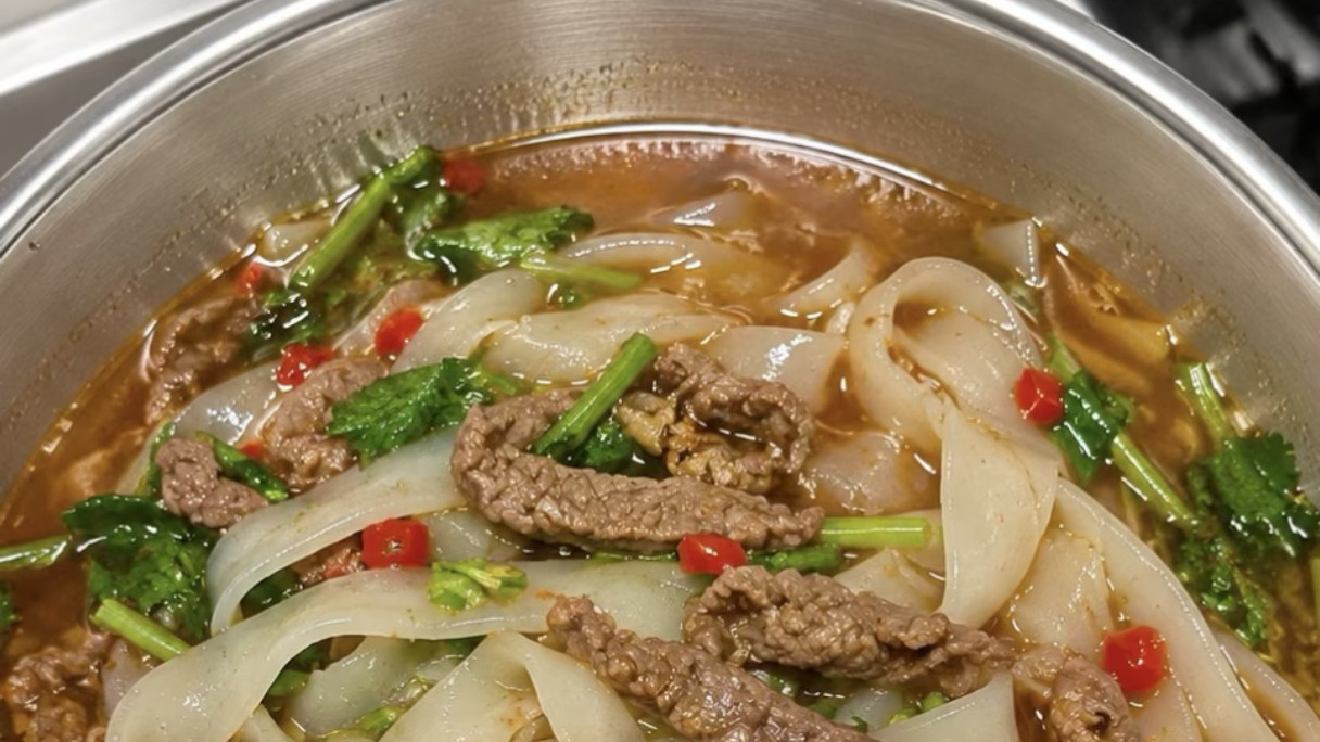 红汤滚烫肉香浓——剁椒牛肉拌粉的市井烟火