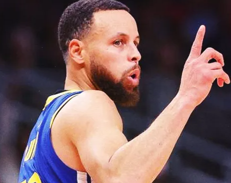 前NBA球员JR-史密斯在一档播客节目中谈到了斯蒂芬-库里是否是历史最佳控卫。