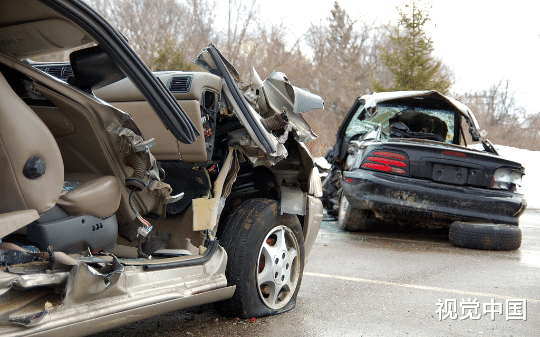 下班的路口，我刹车等黄灯，后车却怪我没冲过去耽误时间，他不停别车挑衅，我一脚油门顶了上去