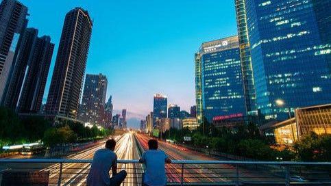 普通家庭“崩塌”的四步走：买房负债、生娃压力、中年失业、被迫离婚