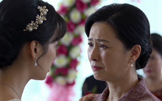 女儿结婚我送50万嫁妆, 亲家却只回了5箱土鸡蛋, 一个月后我打碎鸡蛋, 里面的东西让全家人都沉默了