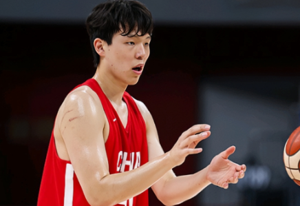 杨瀚森加盟NBA后国家队首秀7分8篮板，中国男篮险胜荷兰。中国男篮和荷兰男篮的热