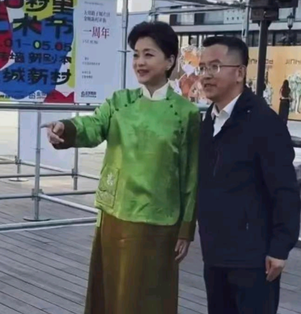 56岁杨澜现身苏州街头，那状态老吓人了
穿着一身贼挺括的中式丝绸套装，蹬着细高跟