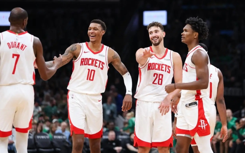 火箭队能防守詹姆斯的锋线球员太多了！
1、阿门——身高201，臂展213cm
2