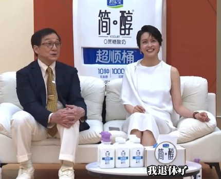 梁咏琪和成龙一起参加综艺活动，两位都搭配的很年轻，看上去很有兄妹范儿

梁咏琪穿