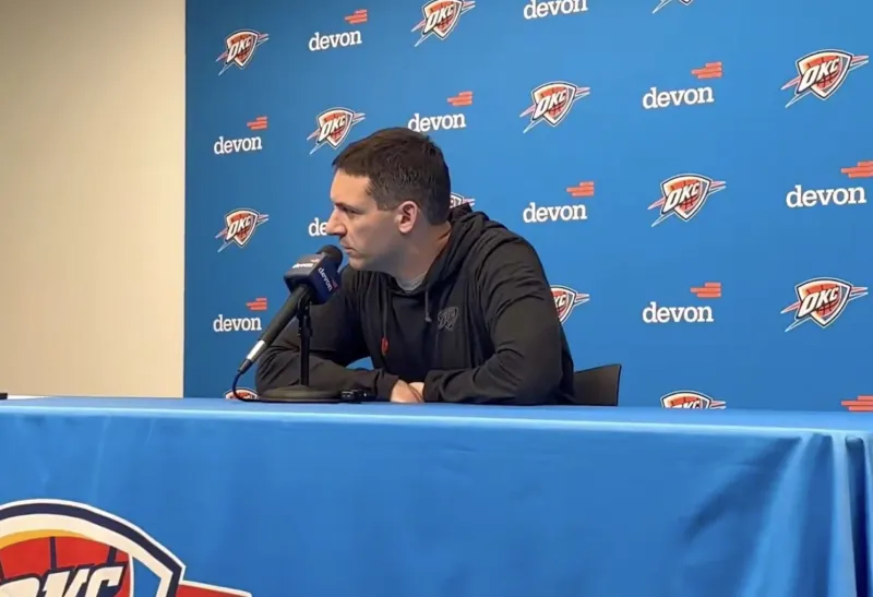 NBA常规赛，雷霆146-111击败爵士。

雷霆主帅马克-戴格诺特接受了记者采