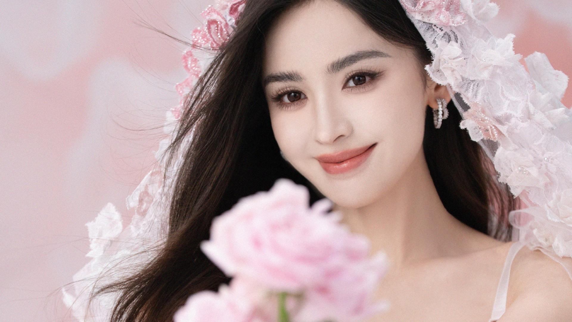 古力娜扎是丝缎垂坠的温柔，是蕾丝勾勒的攻击性，是氛围感本身