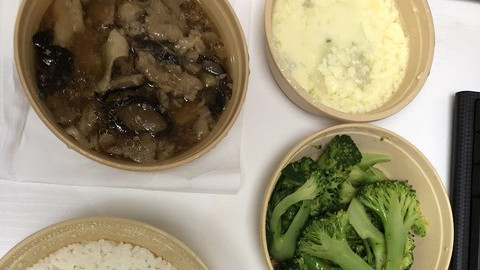 丈夫送 1 年 “难吃便当” 被嫌丢人，妻子偷换同事餐，体检后她哭着道歉：原来爱藏在 “不好吃” 里