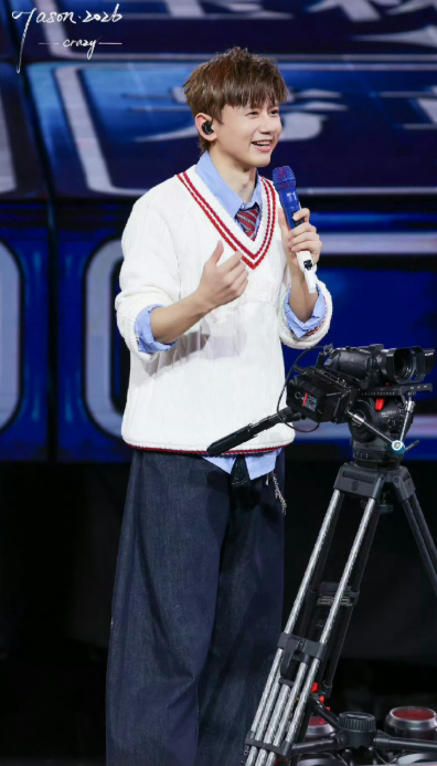 哇塞!张杰新春演唱会第二周歌单上新，《幸福的本能》温暖动人，英文金曲超惊艳，古风