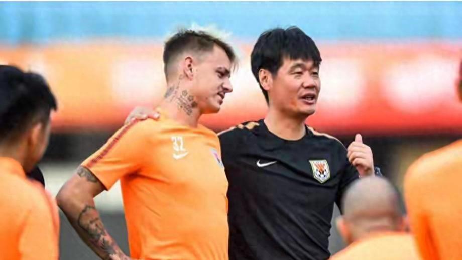 李霄鹏与青岛海牛解约，执教四支中超队成绩出色，却被质疑水平差