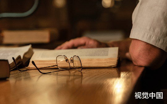 爷爷把老宅过户给堂哥，我爸只得到一箱旧书，三天后他包下整个茶楼，拿出旧书里的东西震惊全家！