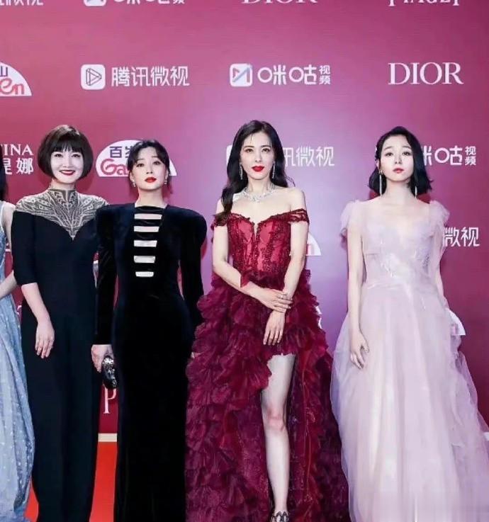 很多人说殷桃长得很漂亮，但这张合影里，我只看到她旁边那位。