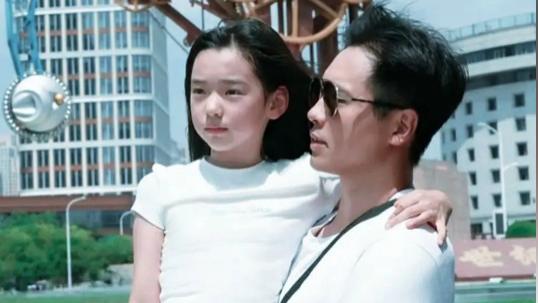 高云翔紧牵女儿走解放桥，董璇的这份通透，才是小酒窝自信的真正底色