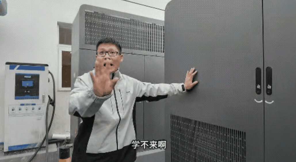 比亚迪闪充为什么无敌，这就相当于开饭店，原来都是厨师炒菜，上菜慢，现在比亚迪呢，