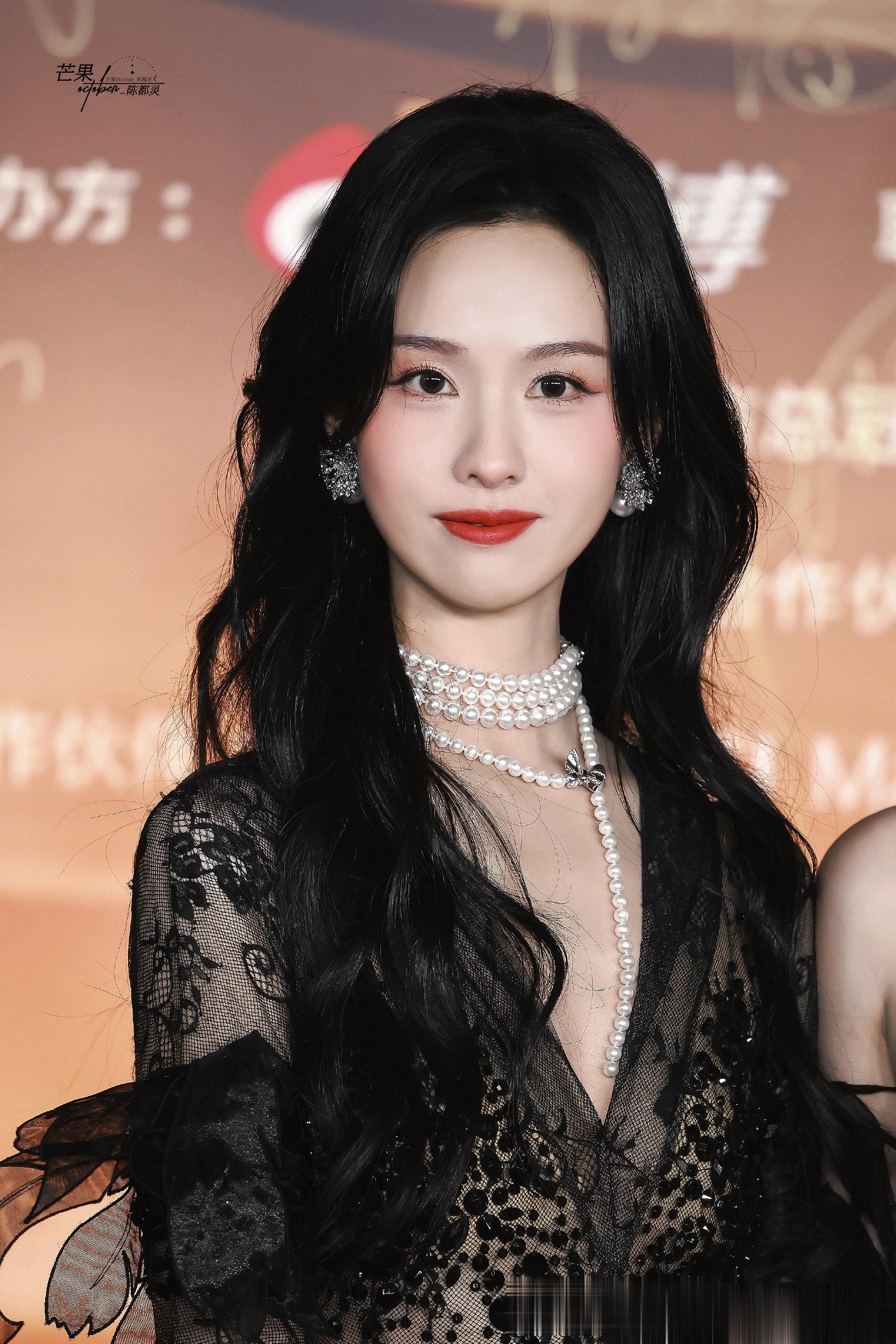 陈都灵蕾丝裙造型