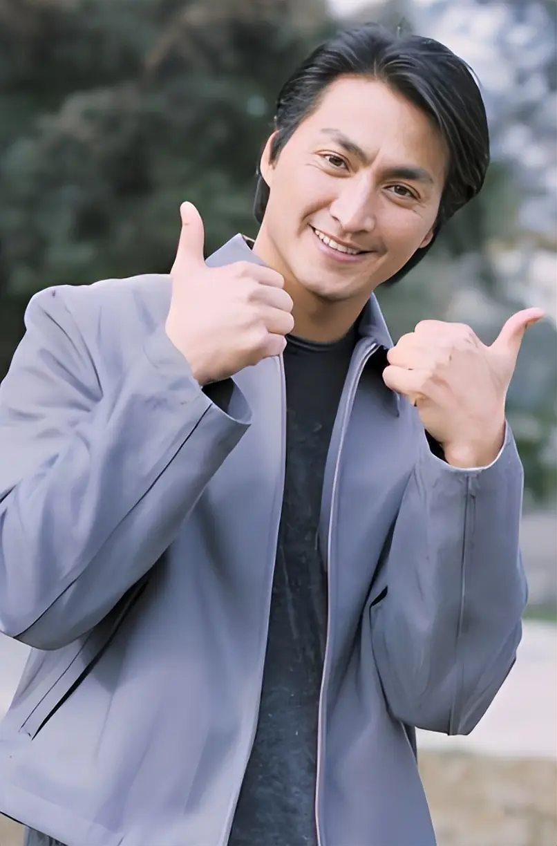 有人问何家劲：为什么不移民？何家劲说道：为什么要移民呢，现在全世界有什么地方比中