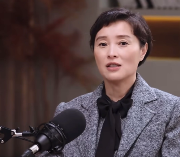 鲁豫和吴越的一段访谈视频片段登上热搜
视频只有36秒，但是，却句句都说在了大家的