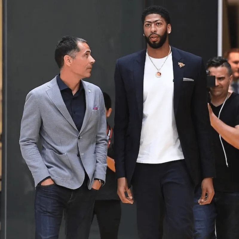 今日，安东尼-戴维斯在节目中谈到了被湖人交易换东契奇一事，表示自己感到不被尊重。