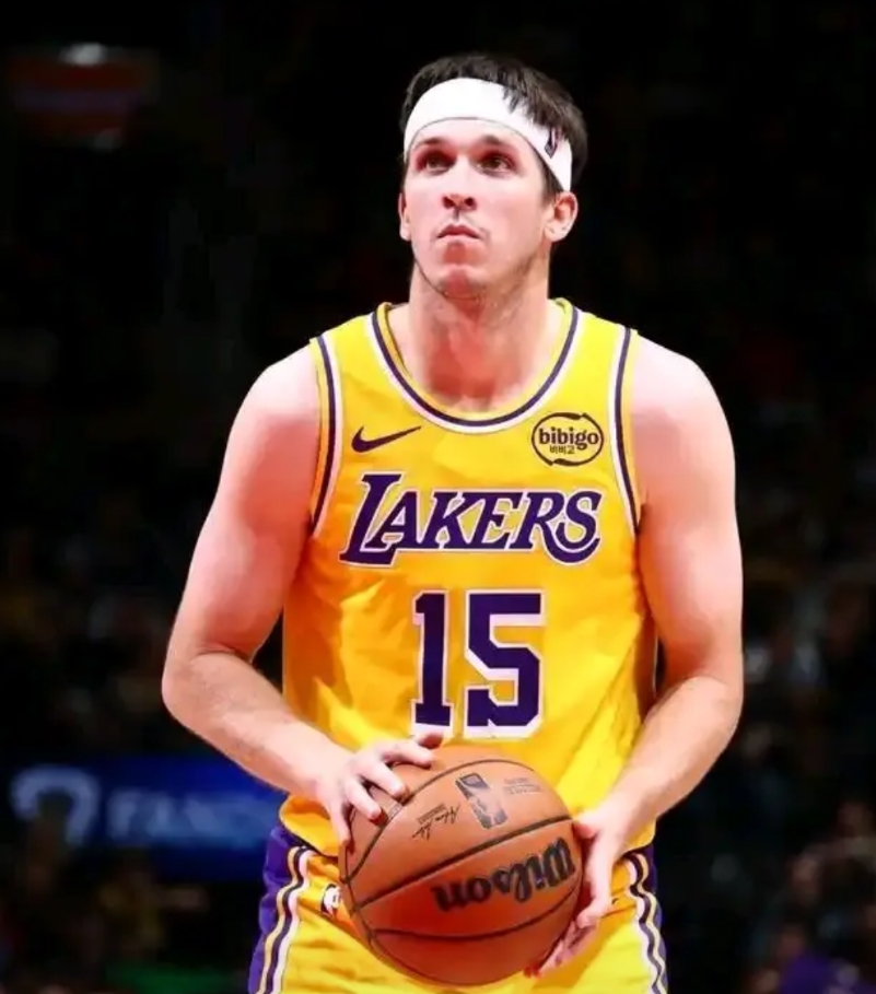 里夫斯的状态不太对啊
湖人轻取赢下步行者，东契奇轰下44分，但里夫斯的状态不太对