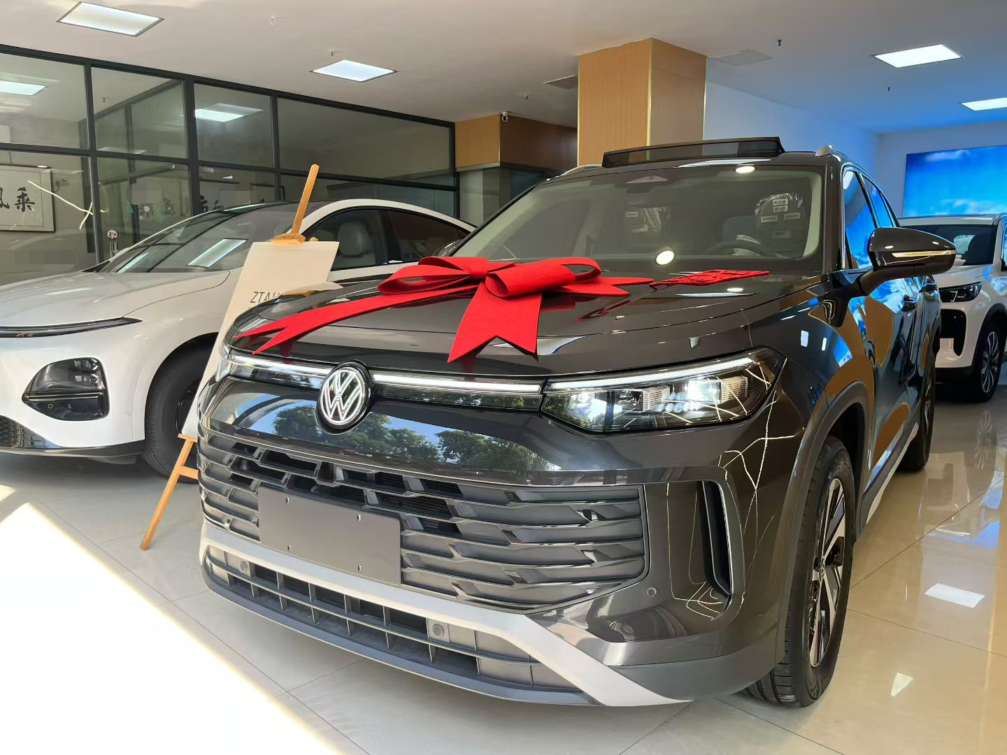 大众探岳L的外观非常霸气。仔细看黑色并非是纯黑的，而是有一点点发灰的感觉。整个款