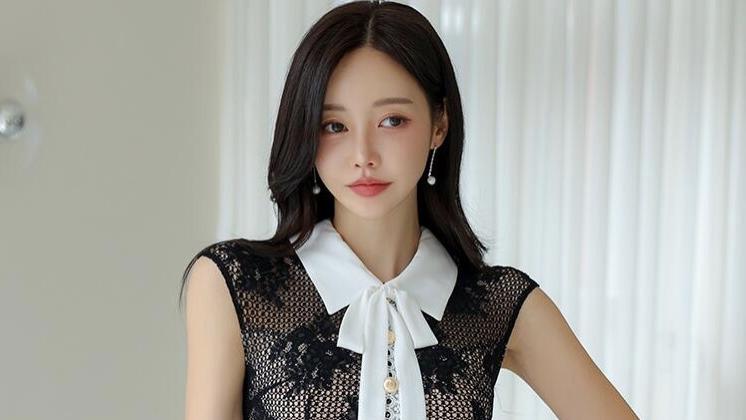 青丝如瀑随风漾，肤若凝脂绽莹光，蛾眉轻蹙含幽意，杏眼流波蕴慧芒