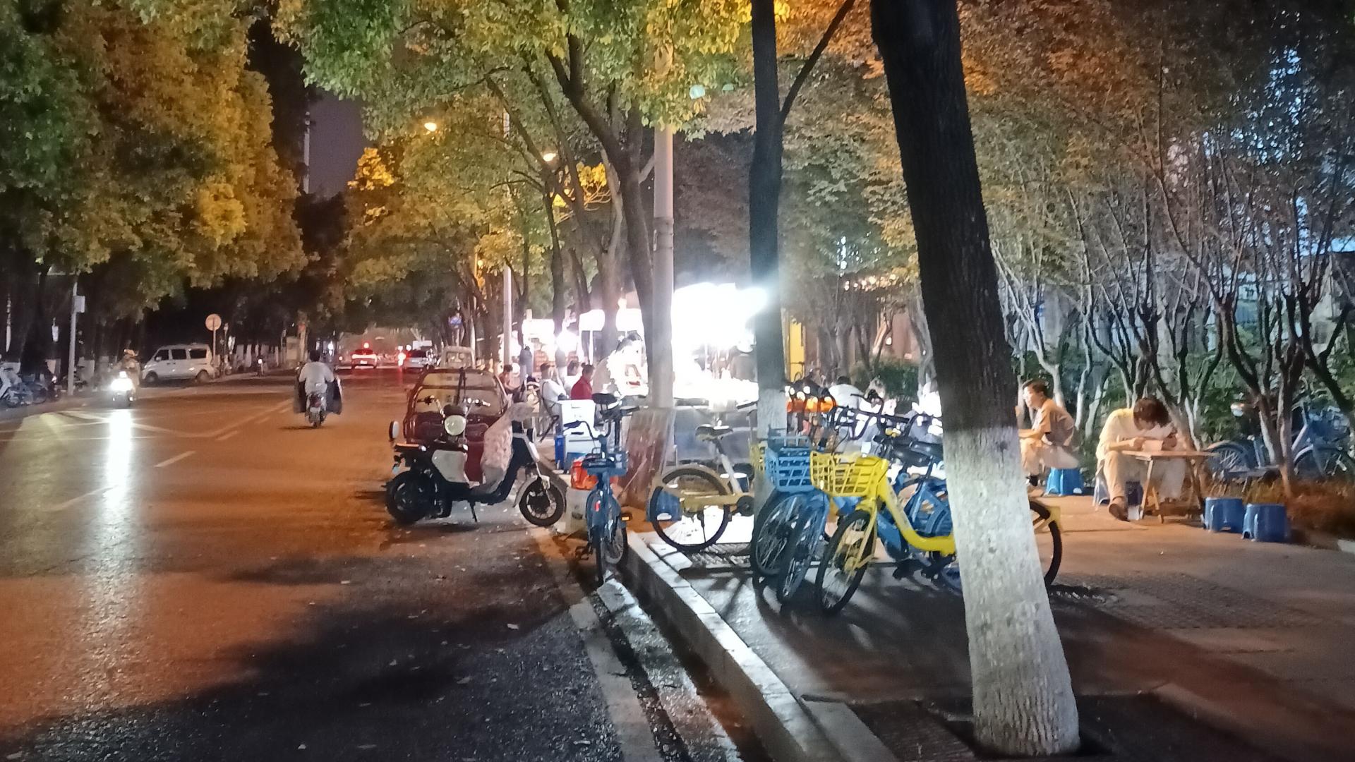 中年失业负债，我带娃在武汉摆地摊之43：同行抢生意怎么办？