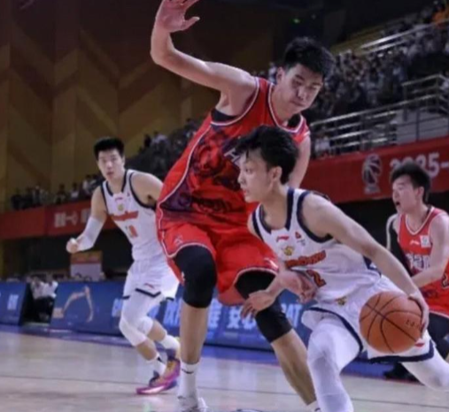 北京时间4月28日19：35，CBA季后赛首轮12进8，广东男篮主场迎战广州队！