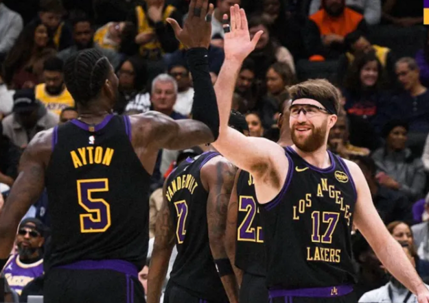 NBA常规赛，湖人100-112不敌尼克斯。
赛后湖人主帅JJ-雷迪克接受了记者