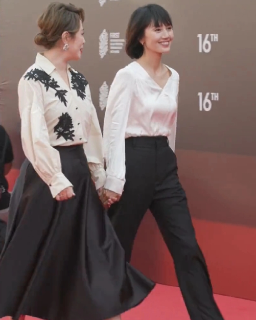 能看出马丽真的超喜欢袁泉
和袁泉一起走红毯时，马丽这一通忙活，走红毯时，马丽牵着