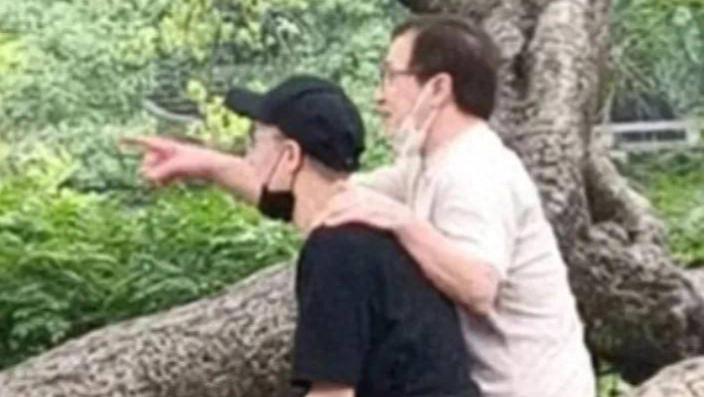 成龙跟儿子罕见同框