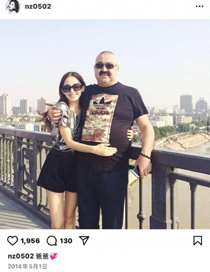 古力娜扎家庭合影曝光 妹妹神似母亲 姐姐形似父亲
