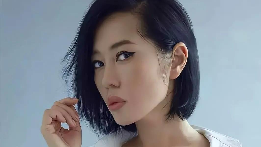 余男这个名字你可能不太熟，但她演的戏，你八成看过