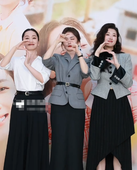 奚望、谭松韵和董晴三人一起去参加线下的扫楼活动，谭松韵的小动作藏不住
 
她们这