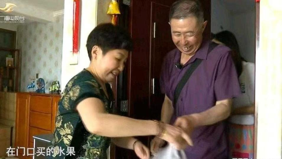 大爷财大气粗只找美女，愿意送房送钱也愿意养她，渴望过二人世界