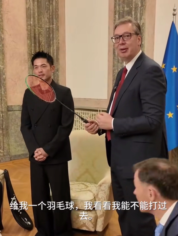 体育是体育，政治是政治，第一次看到羽坛之神如此斯文的装扮，一身黑色西装，头发也染