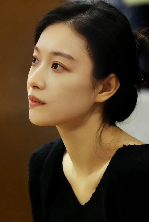 倪妮的一身黑丝装显得非常有气质
优雅中带着性感
倪妮是土生土长的南京人
1米7的