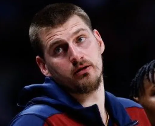 掘金更新官方社媒，公布了球队对阵马刺的伤病报告。

出战成疑（QUESTIONA