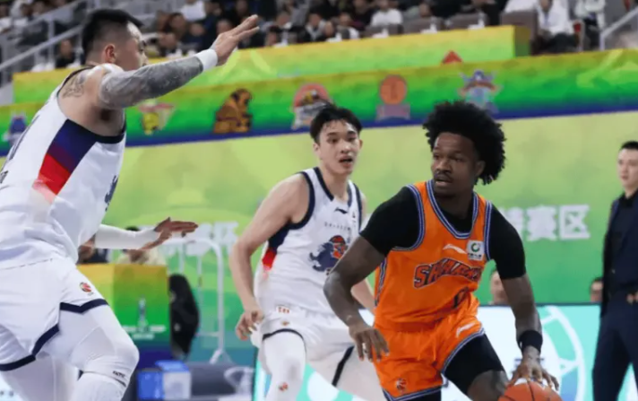 CBA俱乐部杯半决赛：上海男篮战胜山东男篮。
战胜山东男篮后，上海男篮晋级本届C