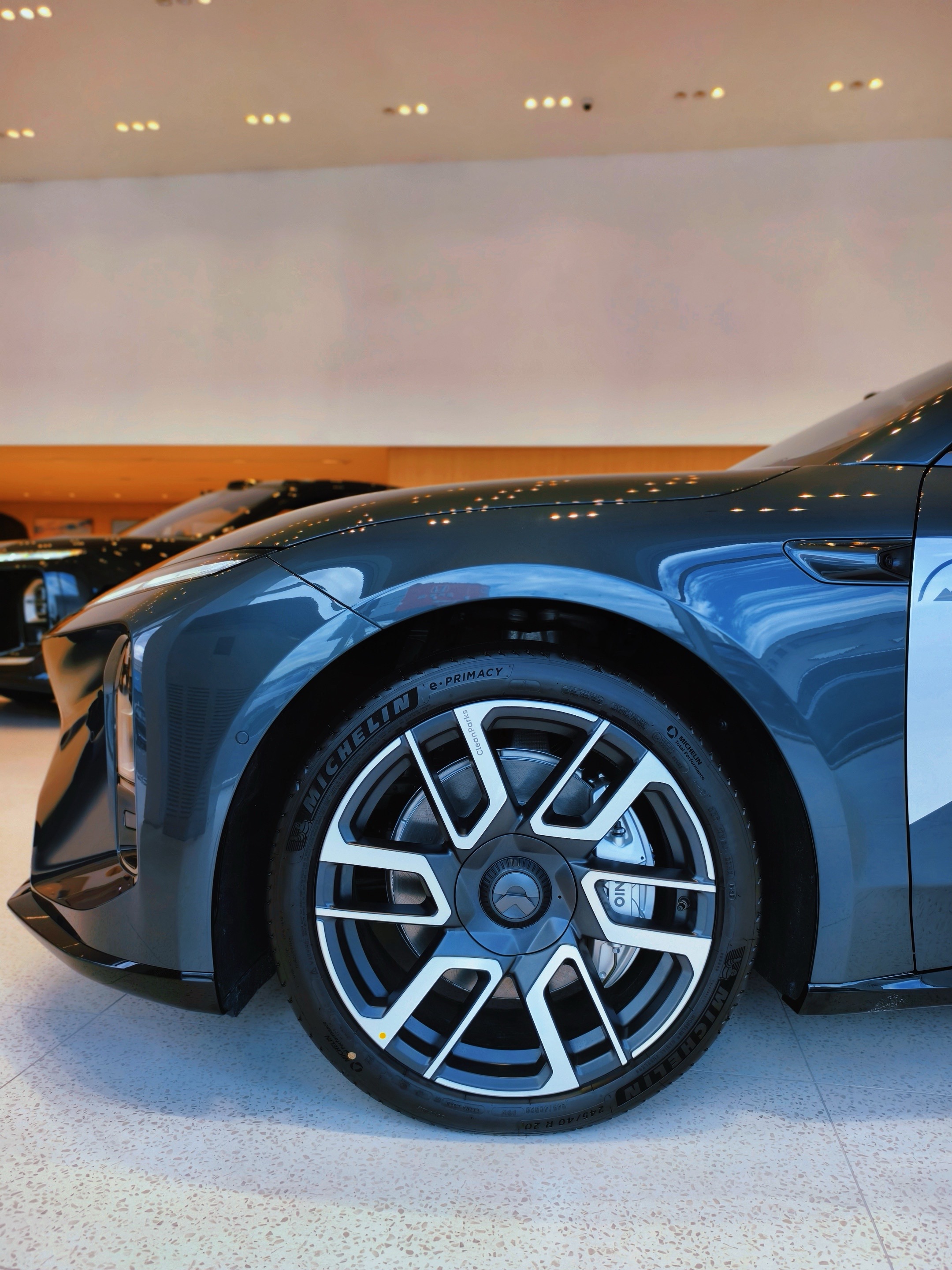 Clean Parks生态设计，从车漆到内饰都很有故事感，
星辰绿+雪山银卡钳，