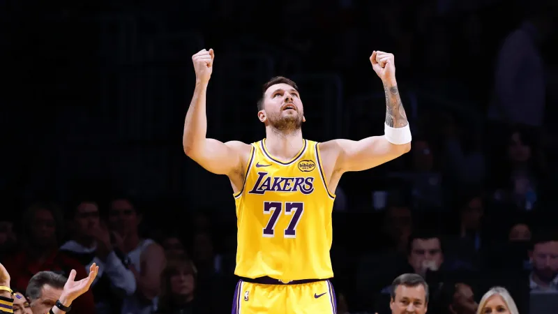 NBA常规赛，湖人对阵魔术的比赛中

第二节比赛中，东契奇撤步三分投进，上半场已