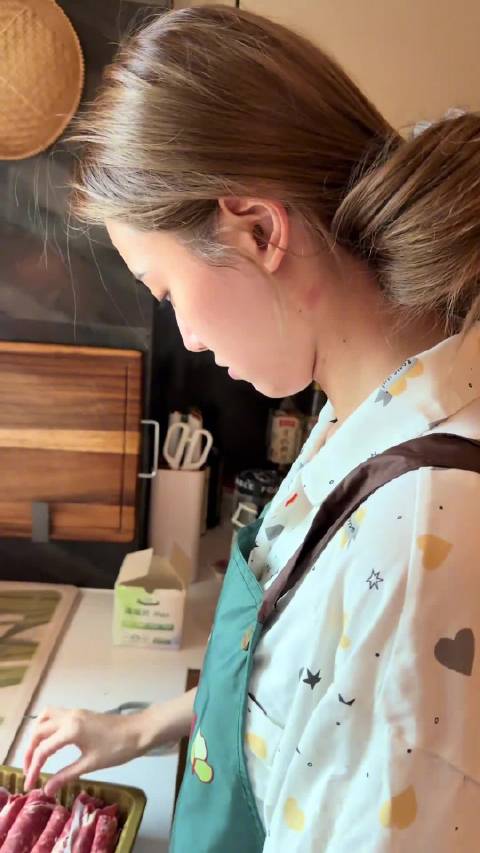 黄子韬说徐艺洋发疯给自己做肉吃
4月9日，黄子韬晒出徐艺洋给自己做肉吃的视频，黄