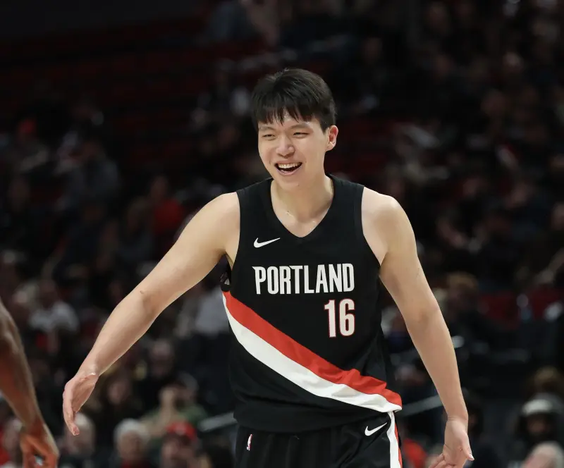 NBA常规赛开拓者以123-88战胜奇才

第四节比赛，里斯卡位时直接抱摔杨瀚森