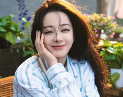 冬日的玫瑰在雪地盛放，你终将向阳而生