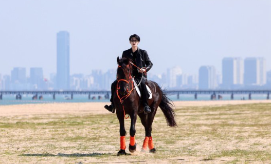 节目里檀健次表情曼妙到出圈!小小的脸满是疑惑，找镜头时疑似cos歪脖树和老鹰，疑